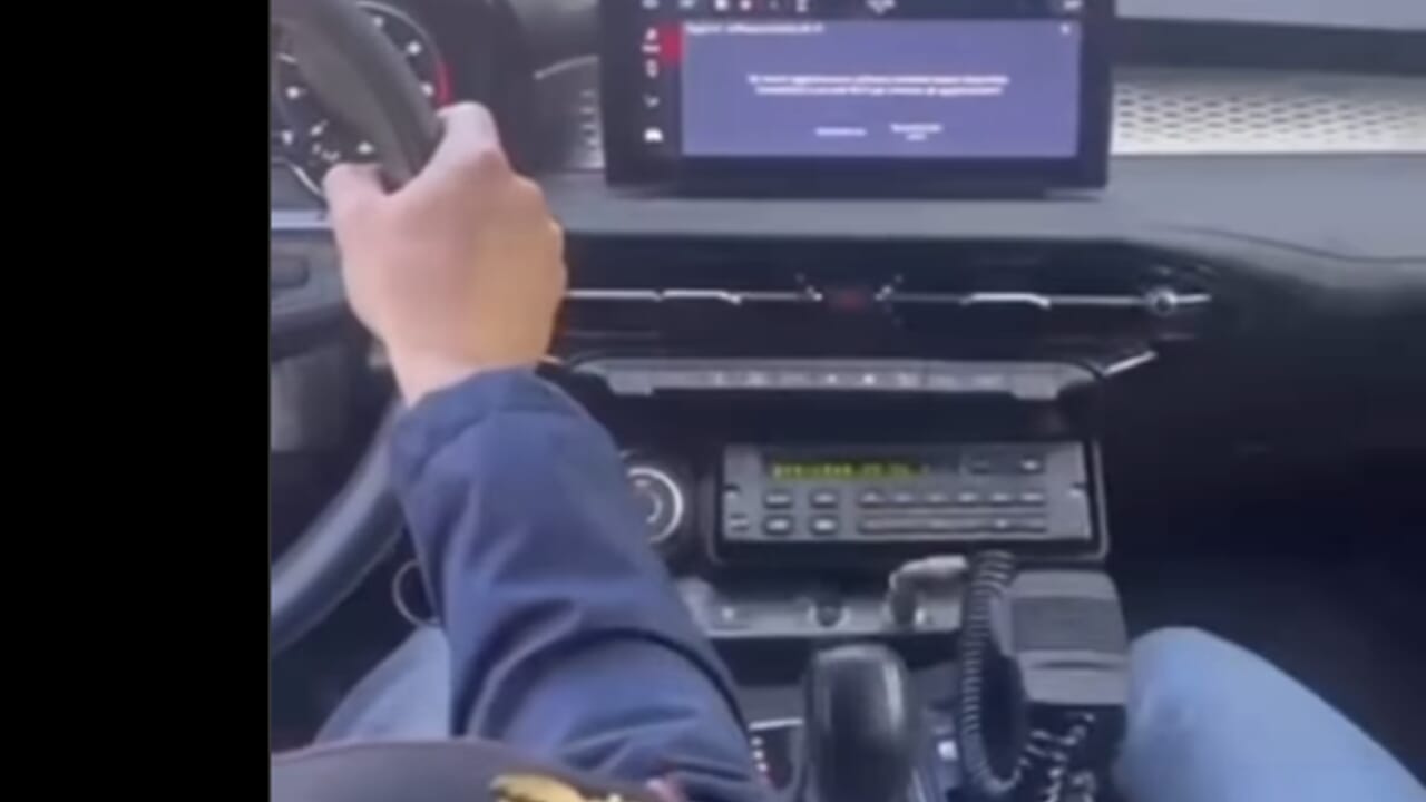 la toccante chiamata della polizia alla giovane vittima di violenza (video audio)