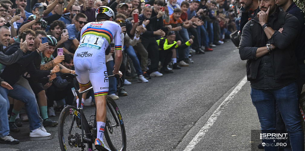 Giro di Lombardia 2025, Tadej Pogacar in azione sulla salita finale di Bergamo Alta
