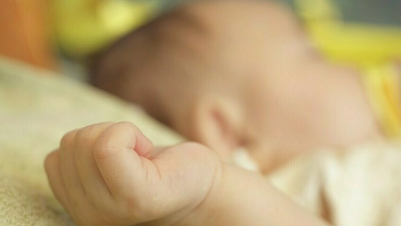 Bimba morta dopo un parto in casa, la Procura dispone l'autopsia