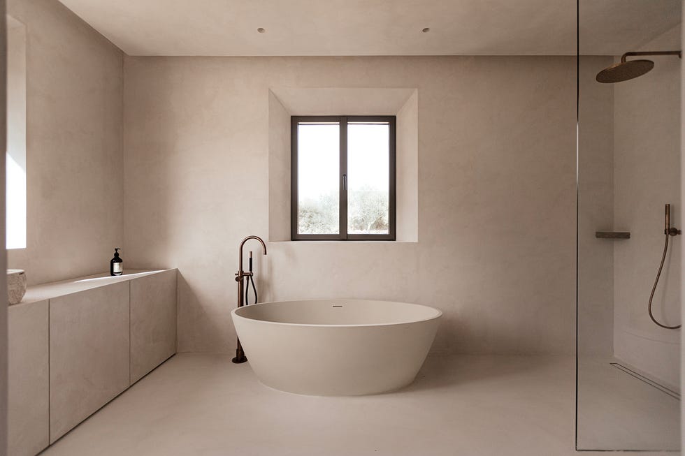 una casa de campo en piedra, blanco y madera con decoracion minimal