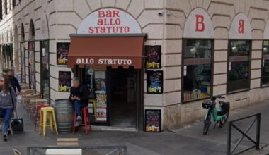 "Cori fascisti, poi botte e danni al locale"