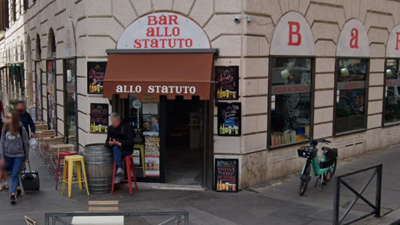 "Cori fascisti, poi botte e danni al locale"