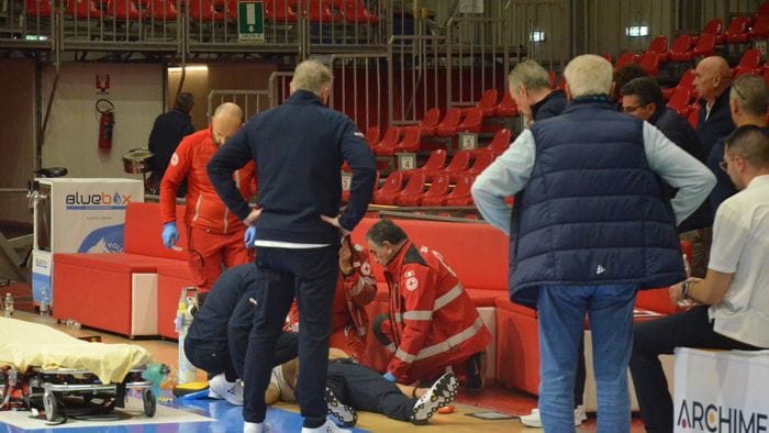 BASKET L’Assigeco vince all’ultimo secondo e Manzo si accascia al suolo: in osservazione in ospedale