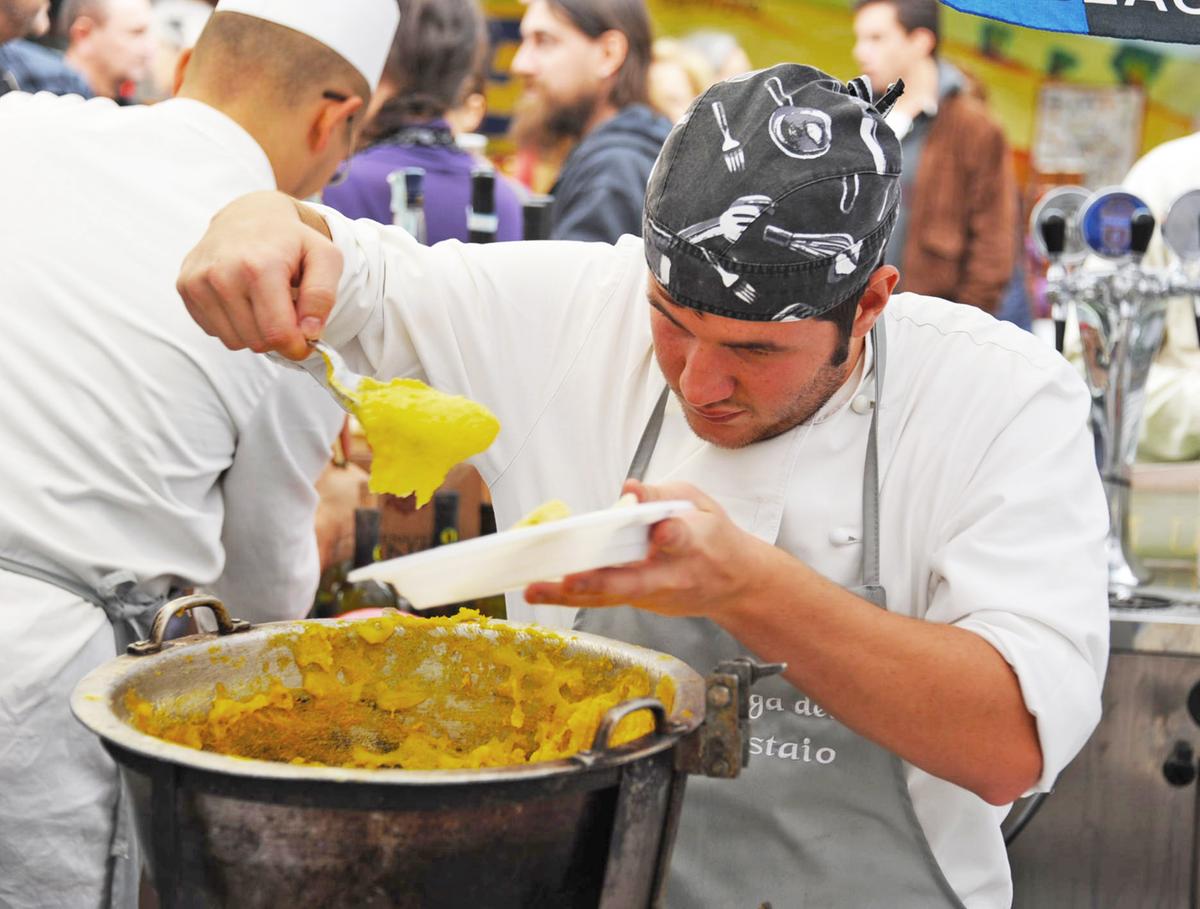 qui si mangia e si fa festa, tra funghi e castagne