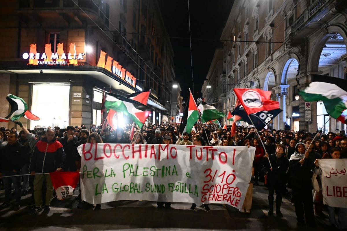 Manifestazione a Bologna per la Flotilla, in migliaia bloccano i viali col corteo pro Pal: la diretta
