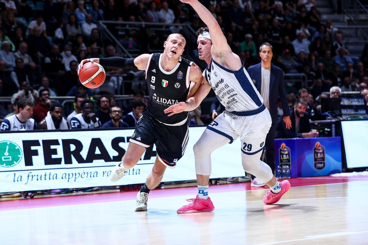 Un grande Smailagic trascina la Virtus che schianta la Dinamo Sassari  