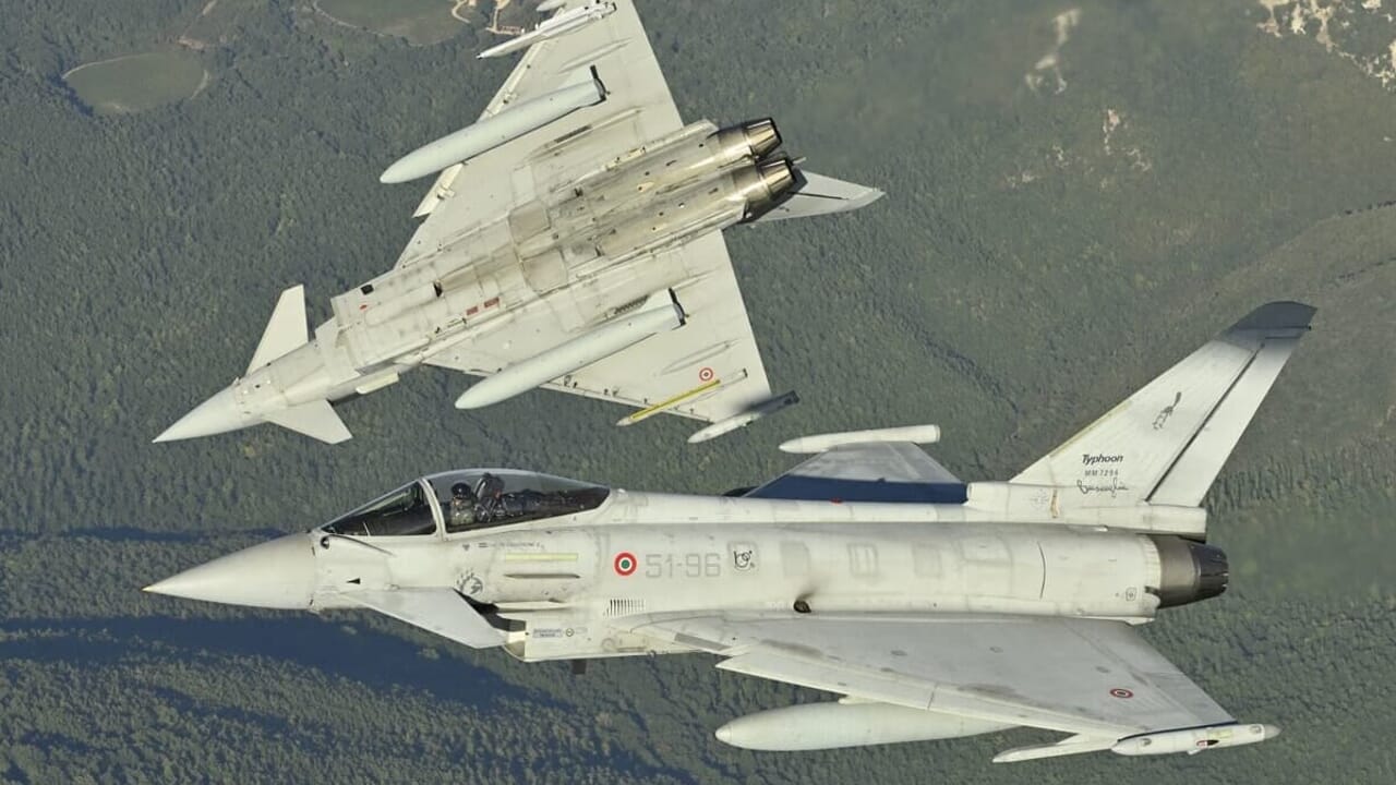 entrati in azione i caccia dell'Aeronautica