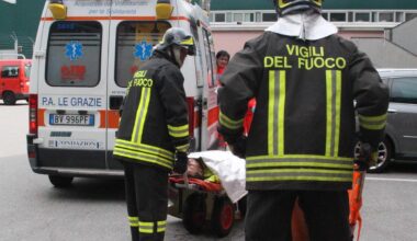 Cade in casa, bloccato per giorni. Anziano salvato dai vigili del fuoco