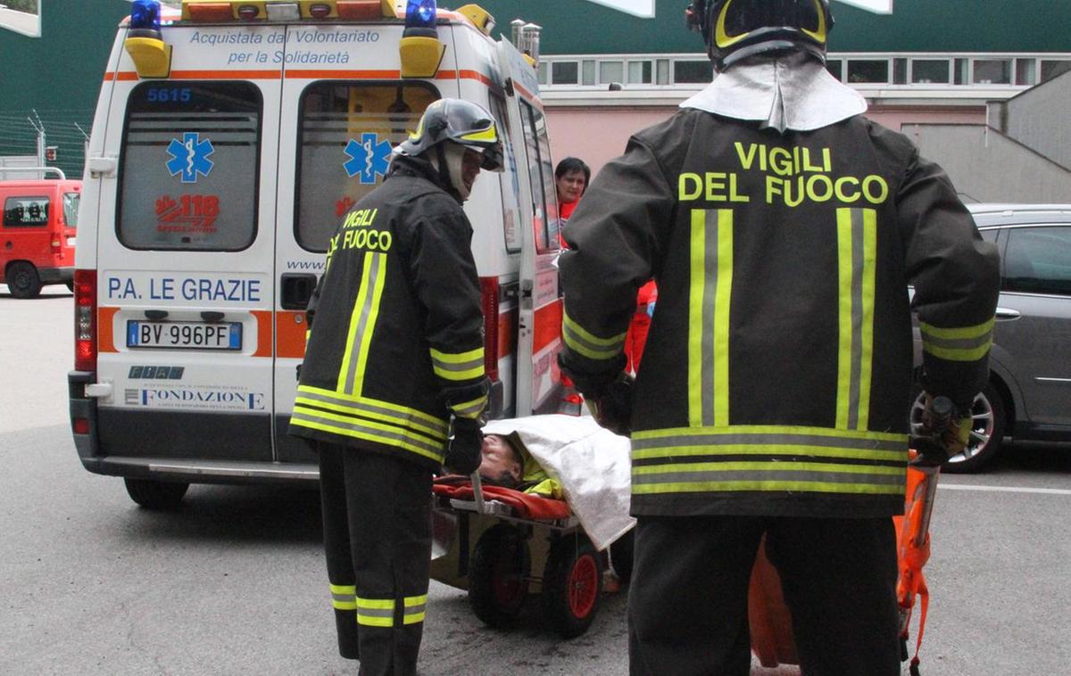 Cade in casa, bloccato per giorni. Anziano salvato dai vigili del fuoco