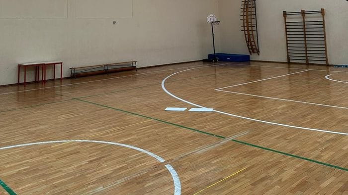 Cadono pannelli in palestra. Quasi colpite due ragazzine