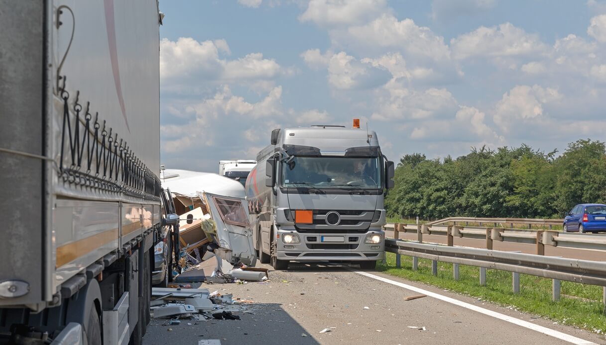 Camion si ribalta, scongiurata "rissa" per accaparrarsi il carico: poteva valere milioni