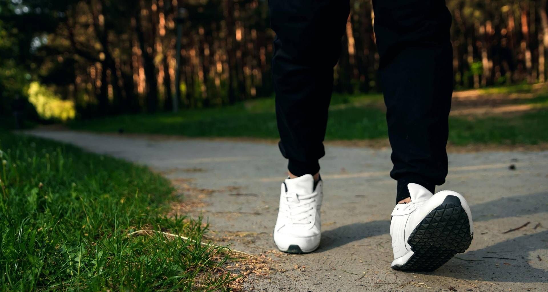 Camminare veloce 'salva la vita', le 'regole' e gli effetti del fast walking