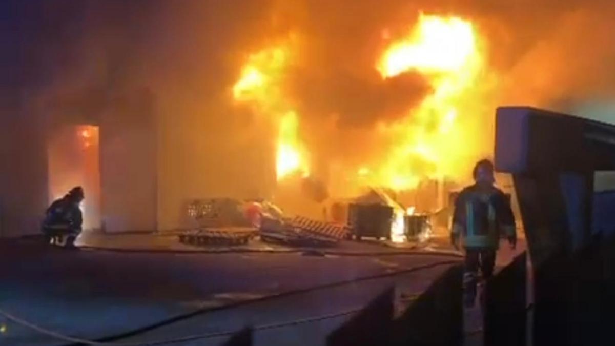 paura a Camucia per il grosso rogo nell’azienda, fiamme alte