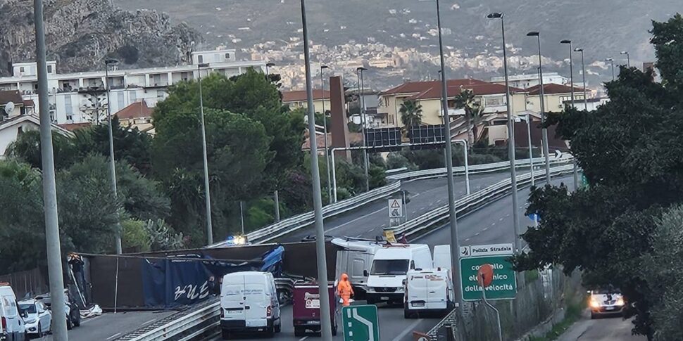 A-29 paralizzata per due incidenti a Capaci e all'altezza dello svincolo per Mondello