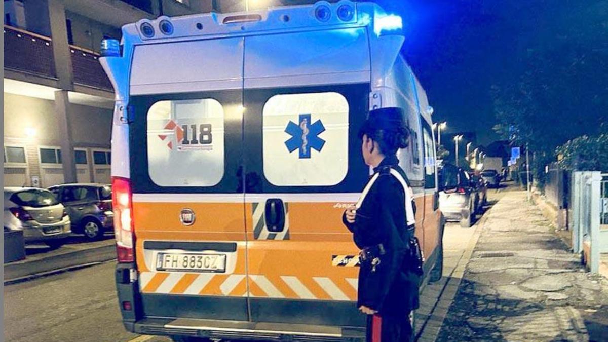 aggredito senza motivo mentre parcheggia, 70enne in ospedale. Calci anche a una ragazza