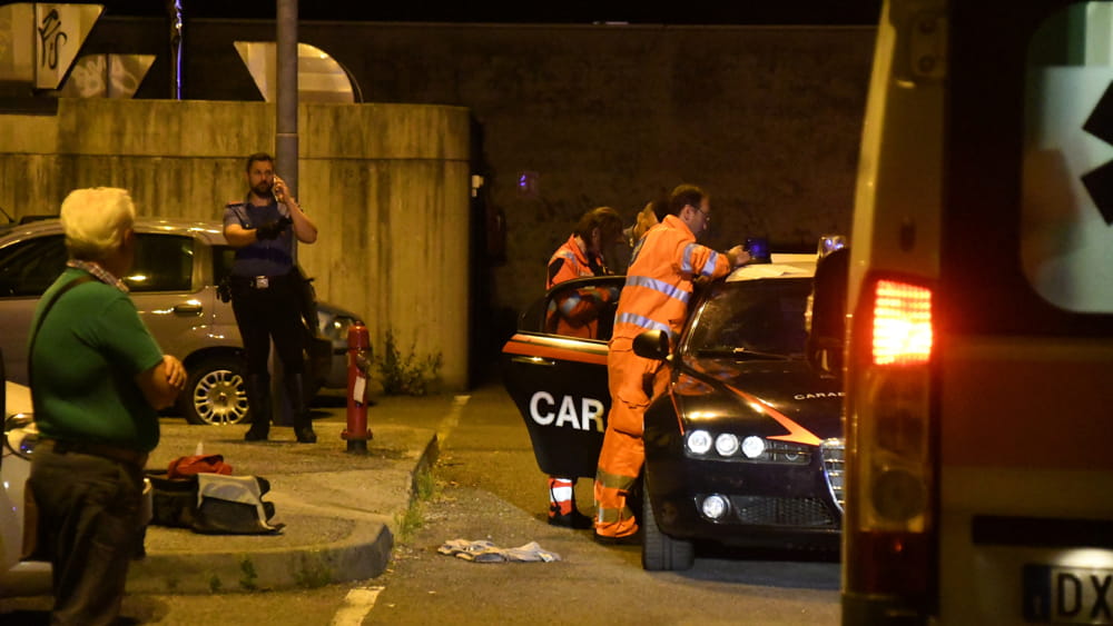 La festa di famiglia e poi l'incubo, ragazze aggredite e rapinate nel parcheggio: 24enne accoltellata