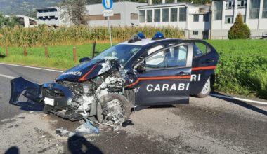 Auto dei Carabinieri si schianta a Gandino, accorreva sul luogo dell'incidente a Casnigo