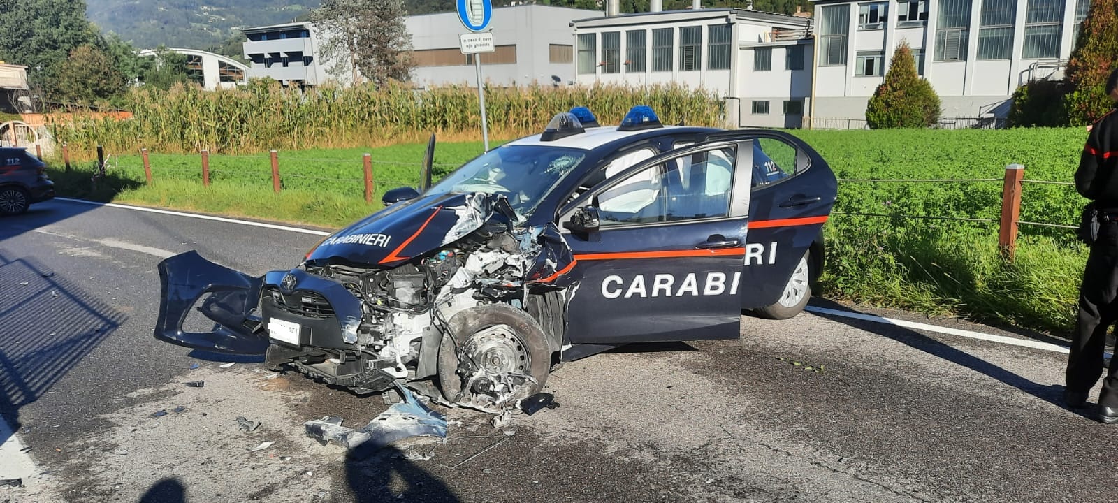 Auto dei Carabinieri si schianta a Gandino, accorreva sul luogo dell'incidente a Casnigo
