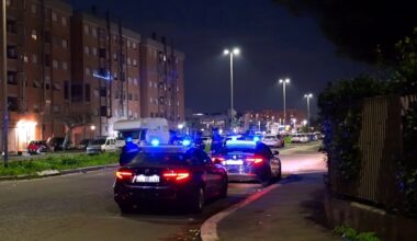 Ostia, un giovane è stato accoltellato in strada tra i palazzi dello spaccio. È grave