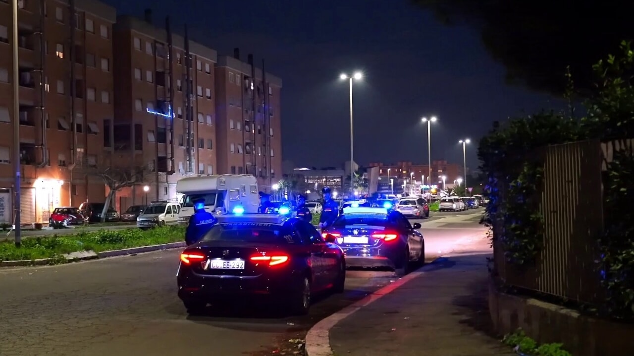 Ostia, un giovane è stato accoltellato in strada tra i palazzi dello spaccio. È grave