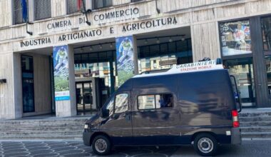 Troupe di "Fuori dal coro" aggredita dai maranza, giornalista colpita da una bottiglia ad una gamba