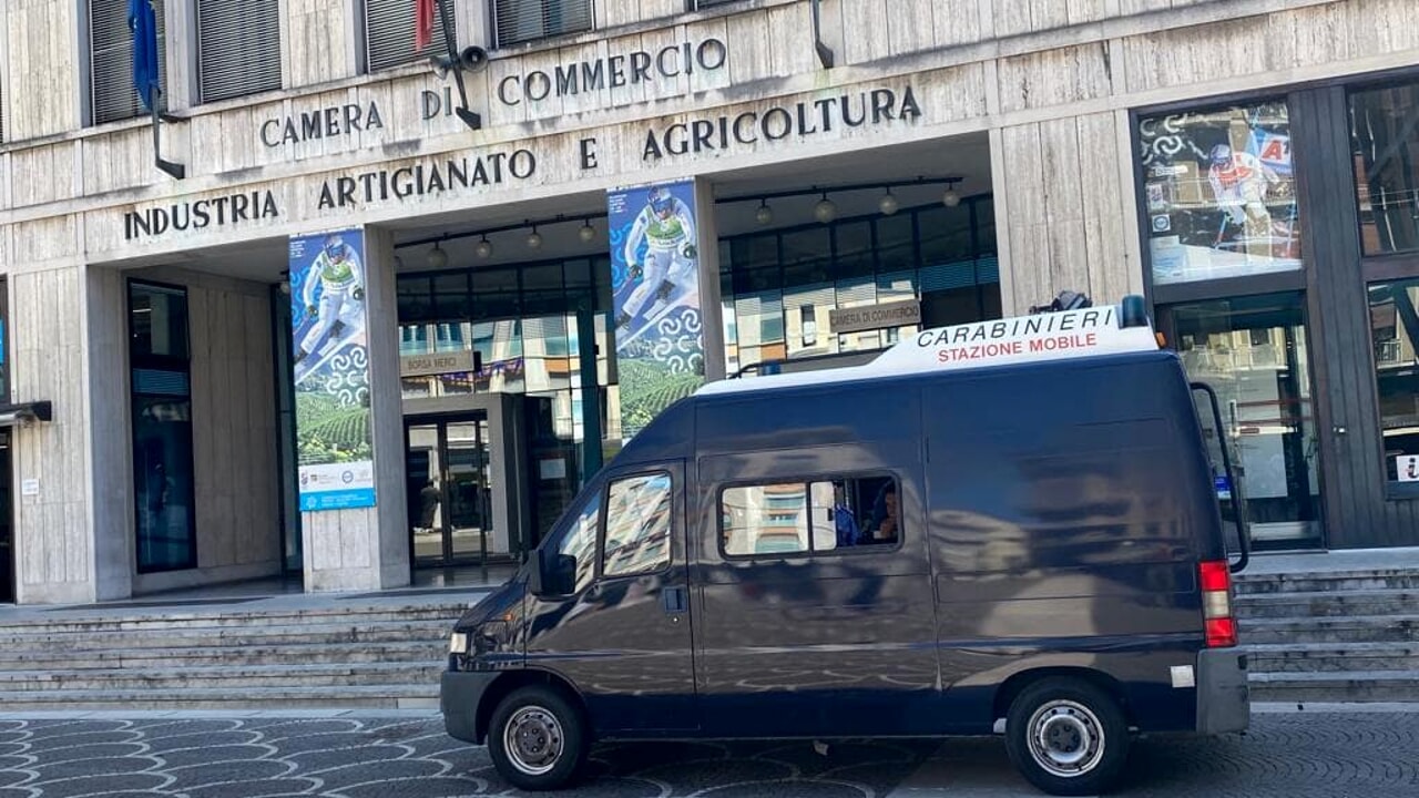 Troupe di "Fuori dal coro" aggredita dai maranza, giornalista colpita da una bottiglia ad una gamba