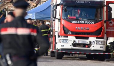 Vuole farla finita e dà fuoco a casa a Castello di Fiemme. Ma quando cercano di salvarlo gli punta contro una pistola