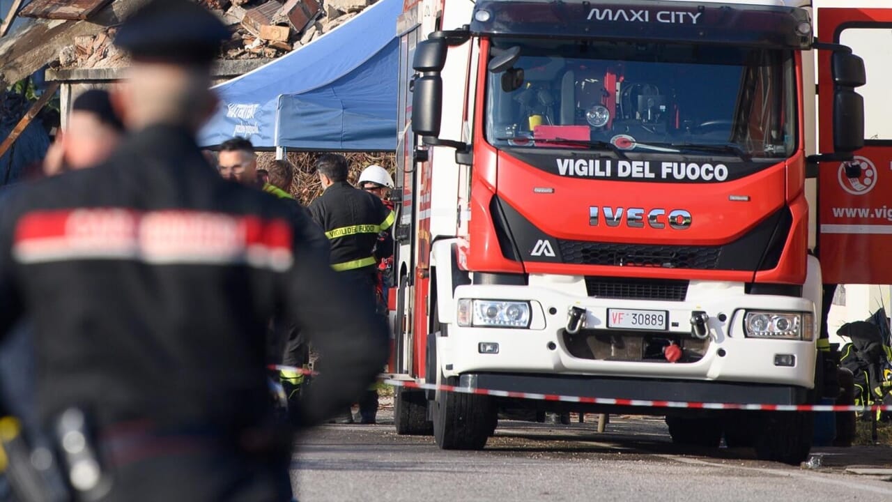 Vuole farla finita e dà fuoco a casa a Castello di Fiemme. Ma quando cercano di salvarlo gli punta contro una pistola