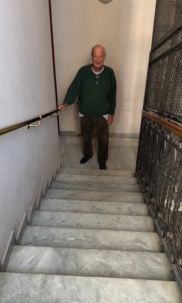 Nicola Carraro mentre sale le scale, foto da Instagram