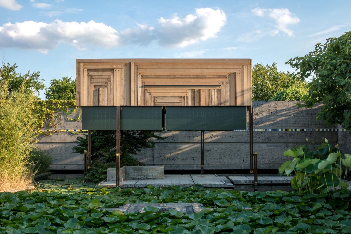 Giardino con ninfee ed elementi architettonici