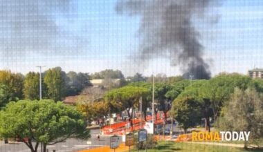 Esplosione su via Prenestina, poi l'incendio e il fumo nero. Il boato fa tremare le finestre delle case e dell'asilo