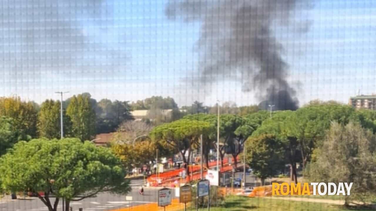 Esplosione su via Prenestina, poi l'incendio e il fumo nero. Il boato fa tremare le finestre delle case e dell'asilo