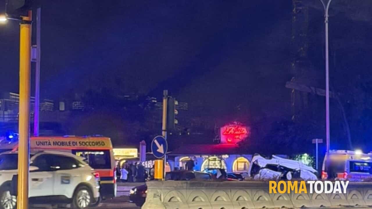 Incidente sulla Colombo, morta una ragazza e 3 giovani feriti. Ipotesi gara di velocità