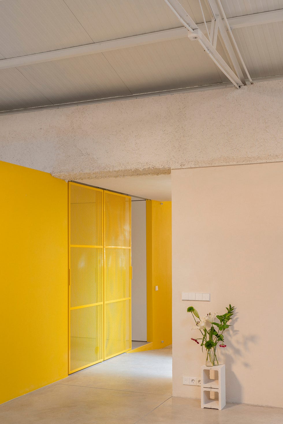 casa taller con muebles modernos de colores y un volumen amarillo