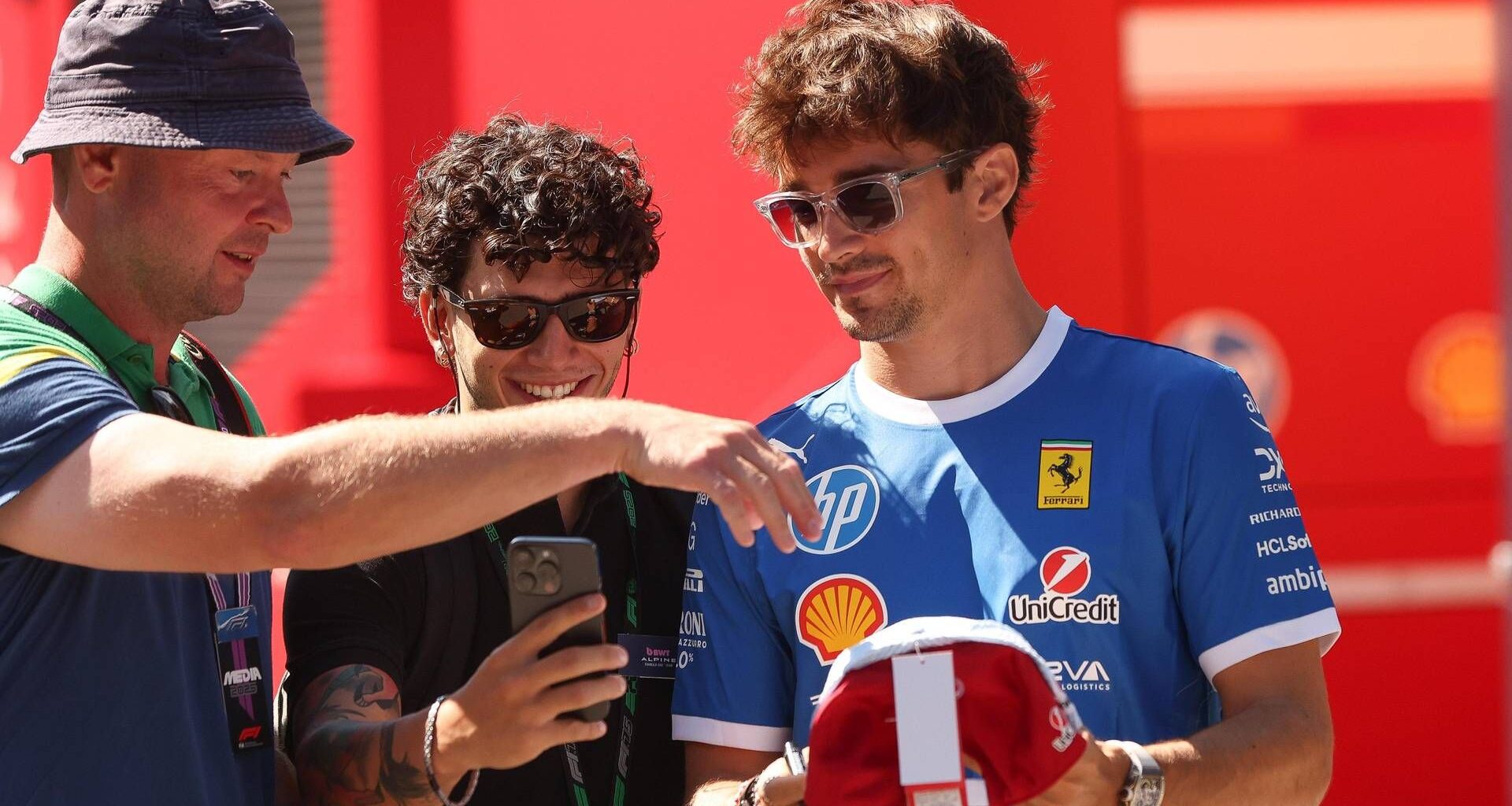 Gp Monza, Leclerc fa impazzire i tifosi della Ferrari... in bicicletta. Il saluto di Charles