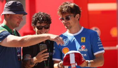 Gp Monza, Leclerc fa impazzire i tifosi della Ferrari... in bicicletta. Il saluto di Charles