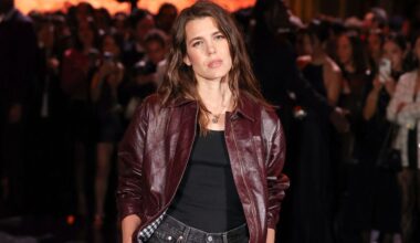 Charlotte Casiraghi con jeans a sigaretta e décolleté: il look casual relaxed alla sfilata di Chanel