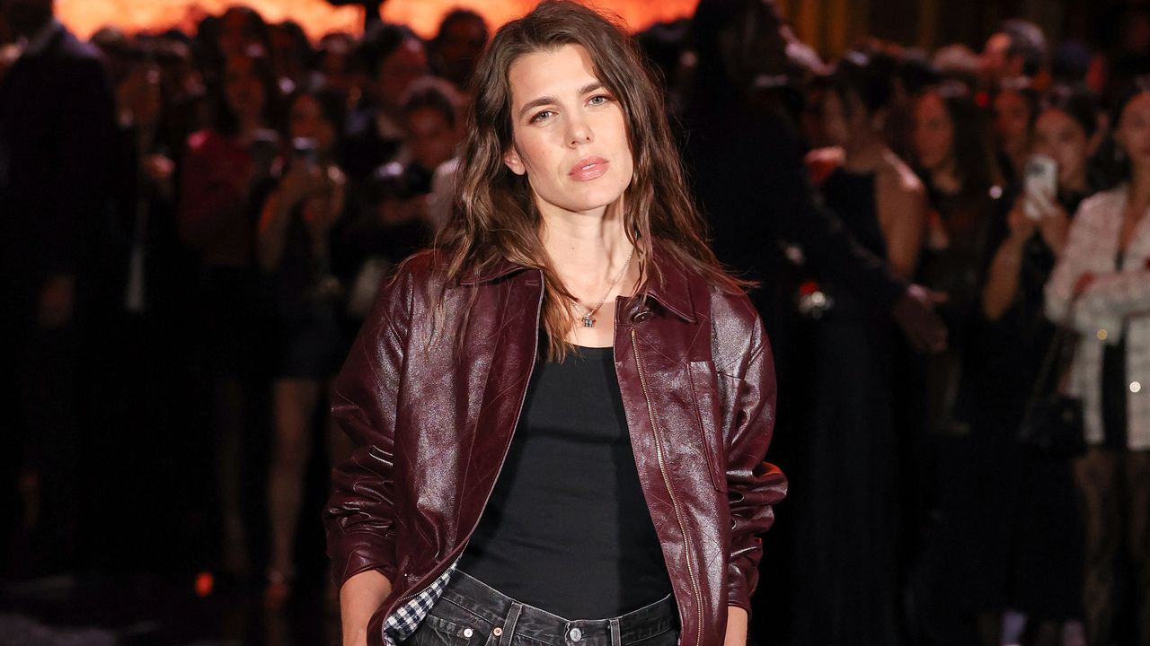 Charlotte Casiraghi con jeans a sigaretta e décolleté: il look casual relaxed alla sfilata di Chanel