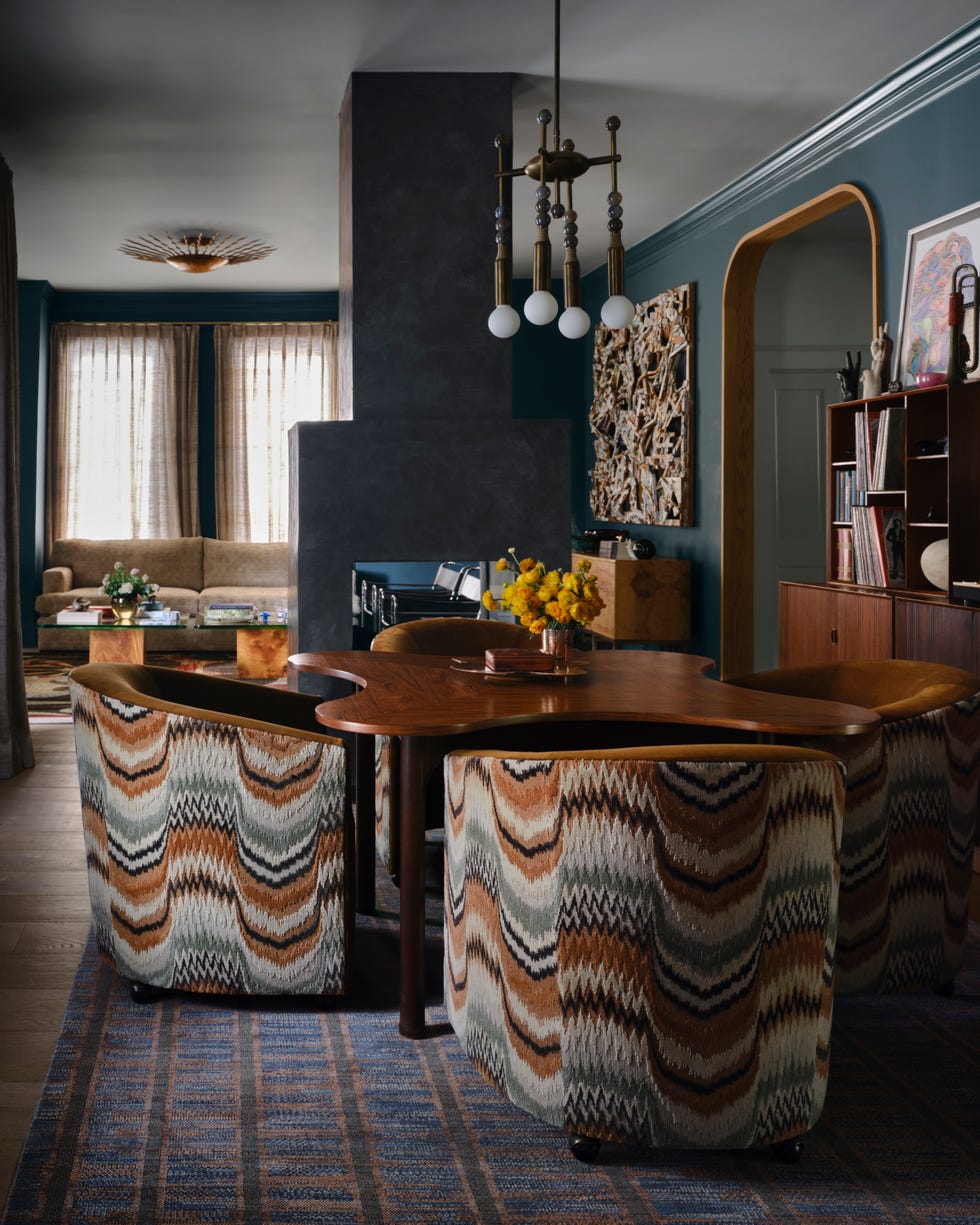 comedor con sillas de colores