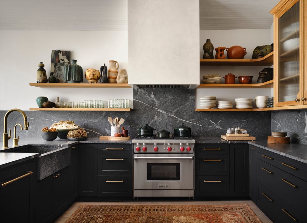 cocina negra con madera roble