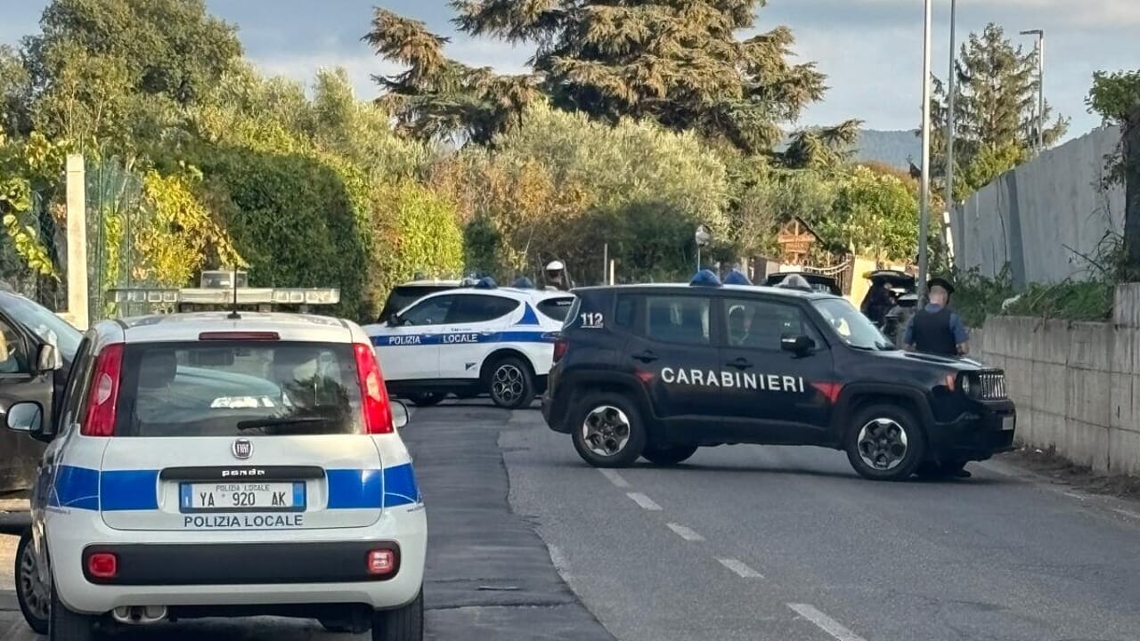 Paura a Ciampino, "c'è un uomo armato". Trattative con i carabinieri