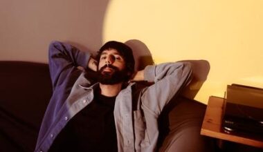 “Sono un insicuro, ho bisogno dell’abbraccio delle persone”. Gli inni generazionali di Cimini sognando Renzo Arbore