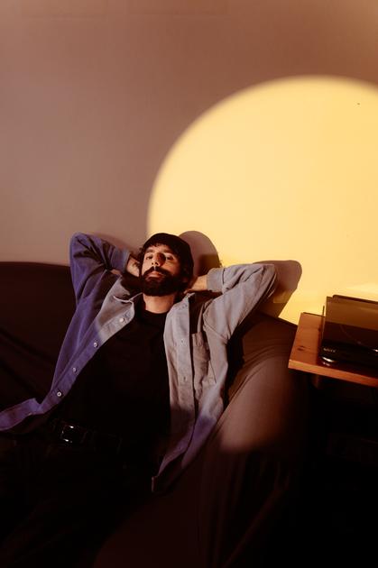 “Sono un insicuro, ho bisogno dell’abbraccio delle persone”. Gli inni generazionali di Cimini sognando Renzo Arbore