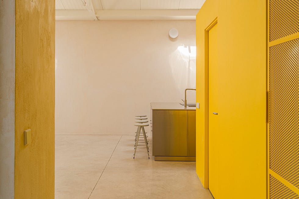 casa taller con techos a dos aguas y muebles modernos de colores