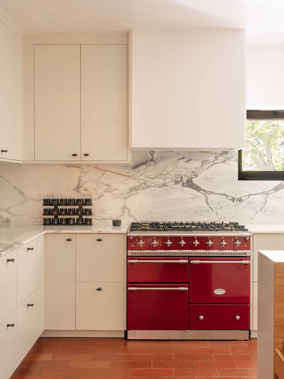 una casa de campo con piezas actuales y vintage y arquitectura minimal