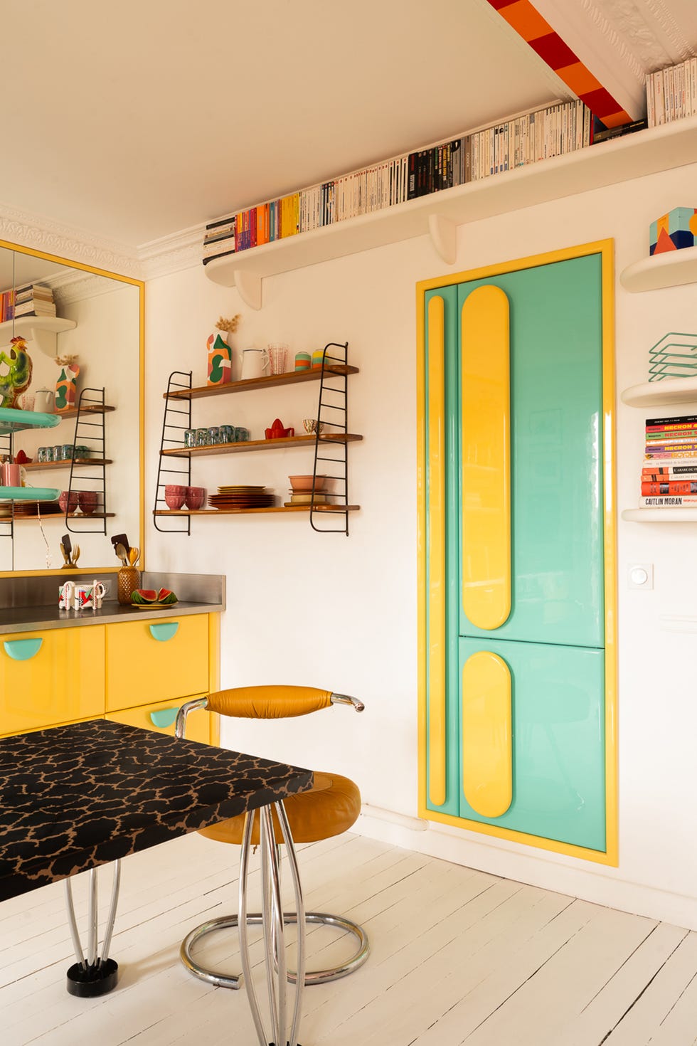 casa decorada con muebles vintage de colores