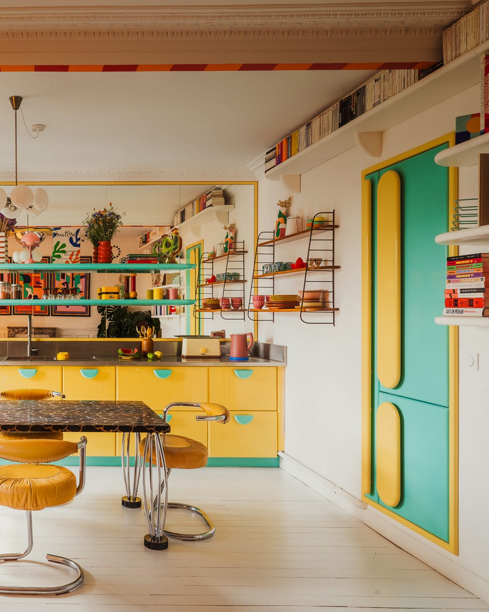 cocina en verde y amarillo de una casa decorada con muebles vintage de colores