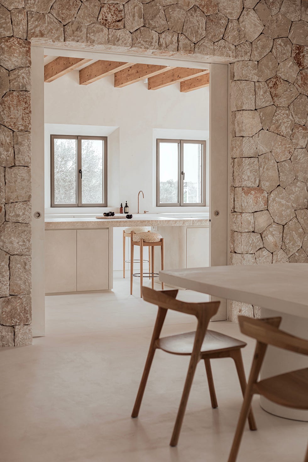 una casa de campo en piedra, blanco y madera con decoracion minimal