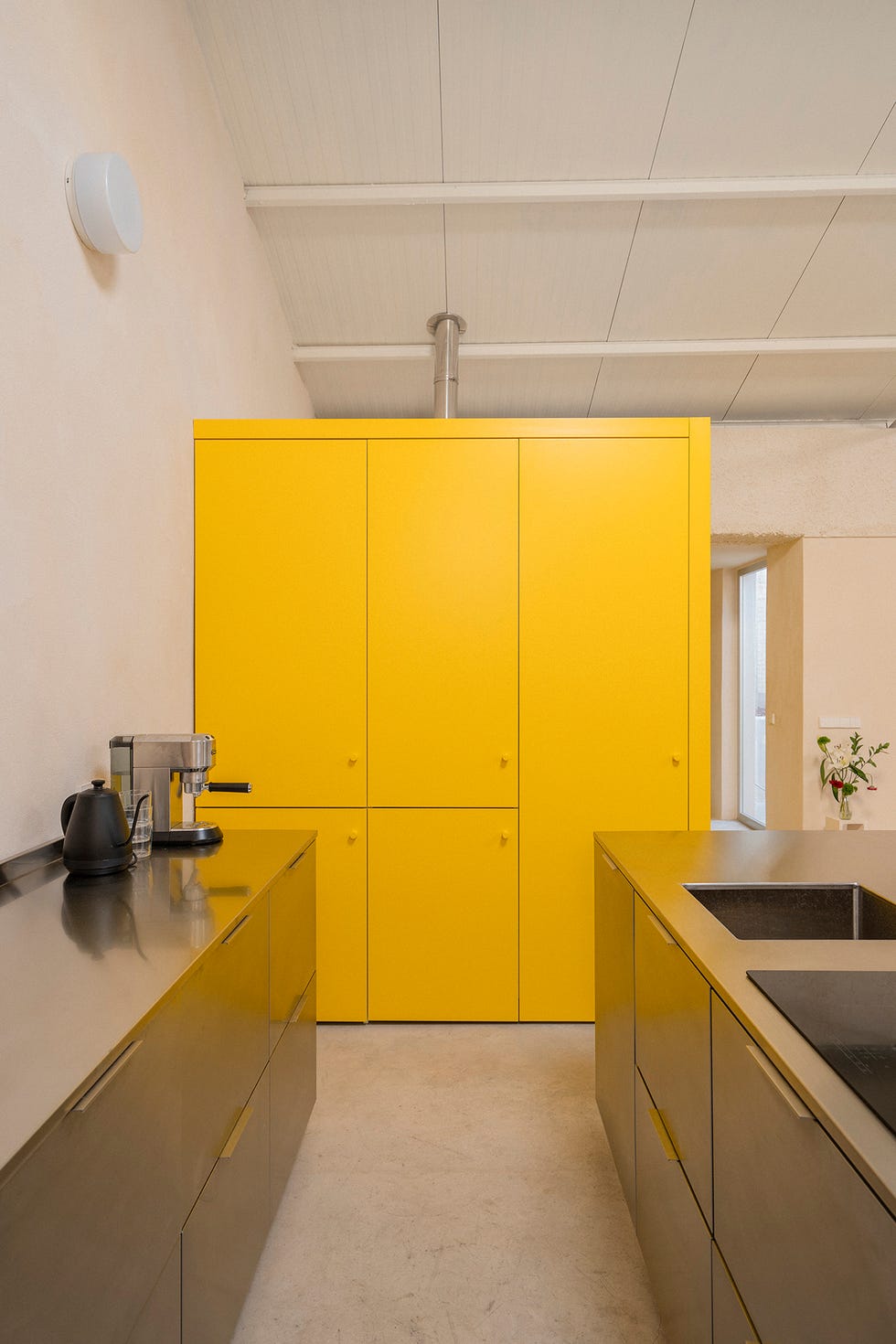 casa moderna con volumen en amarillo que acoge armarios