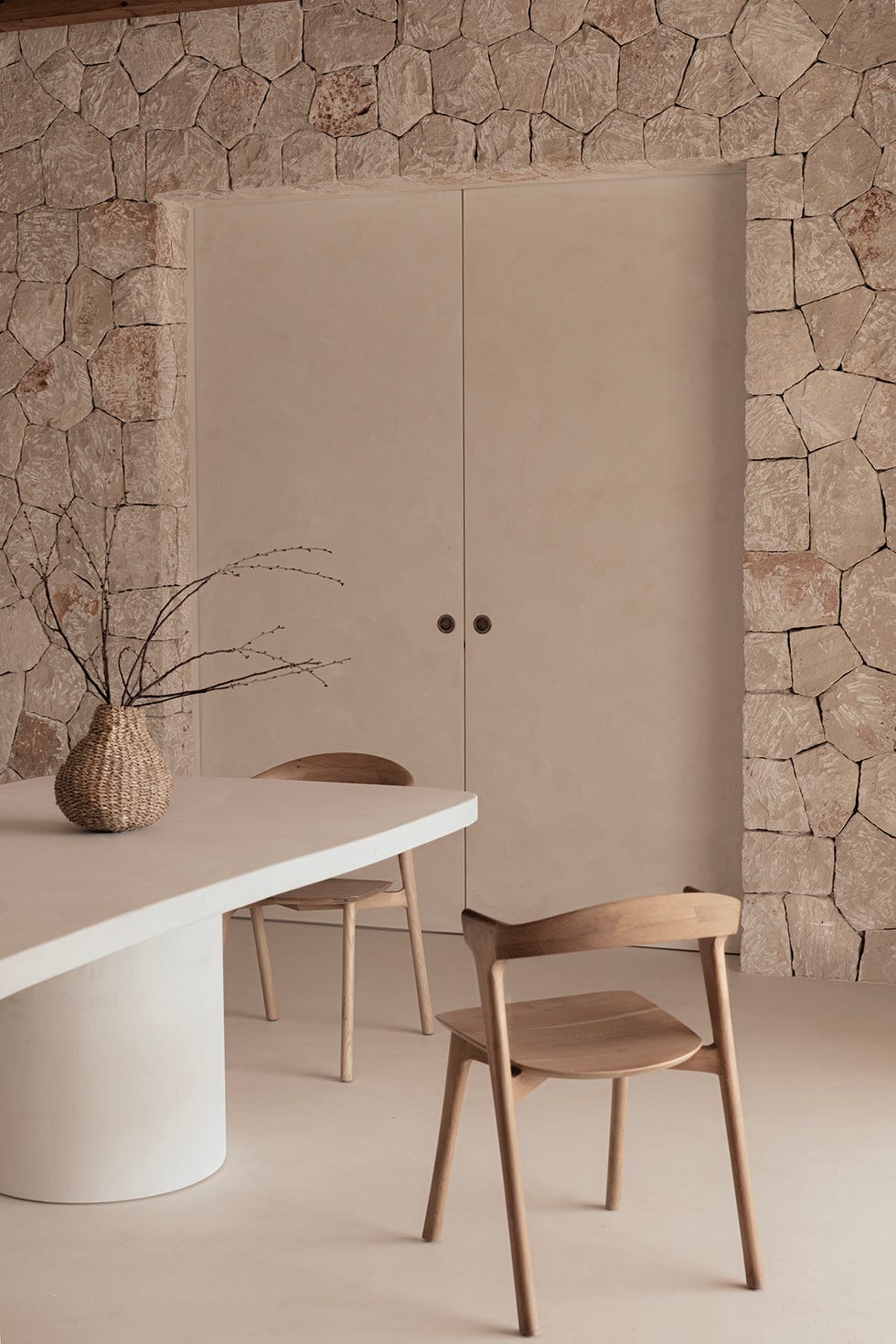 una casa de campo en piedra, blanco y madera con decoracion minimal